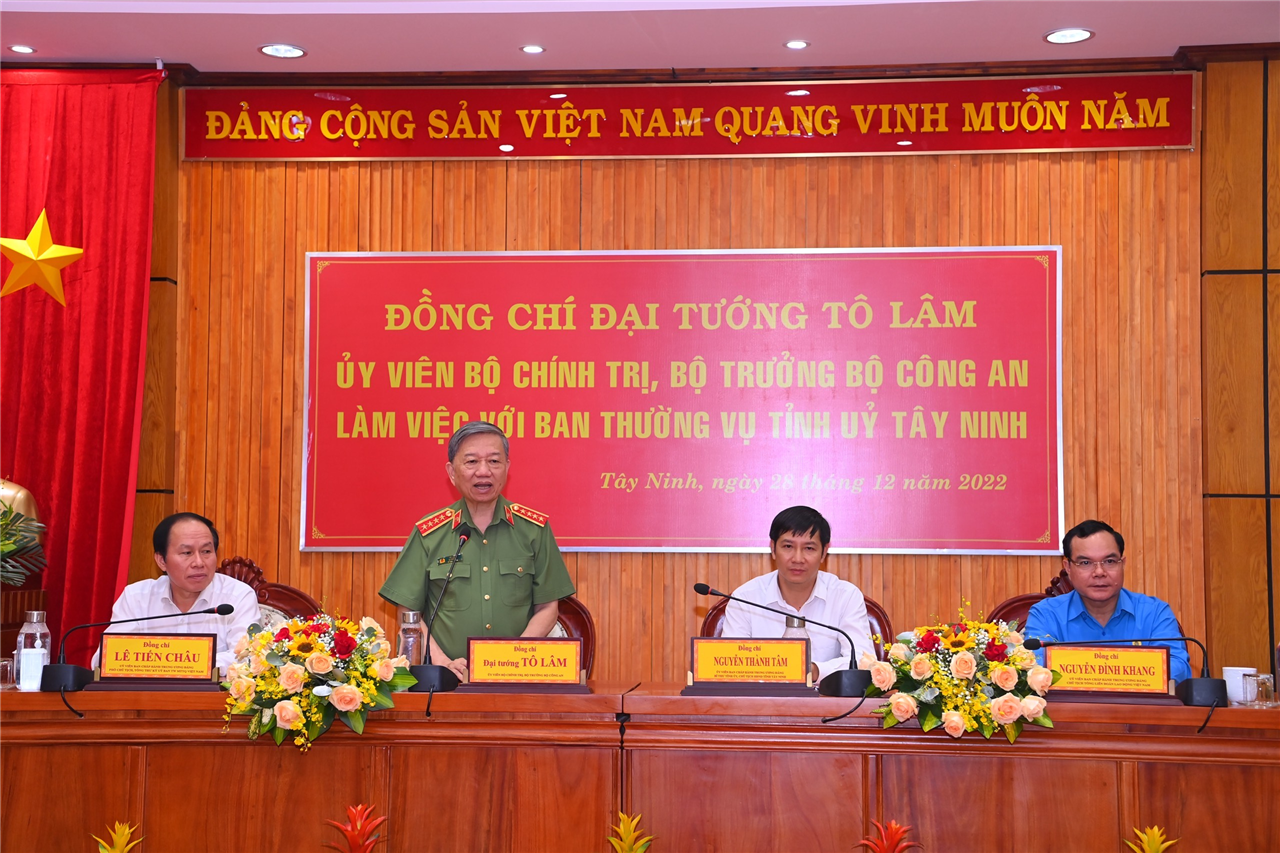 Đại tướng Tô Lâm thăm hỏi, tặng quà người lao động và hộ nghèo tại tỉnh Tây Ninh